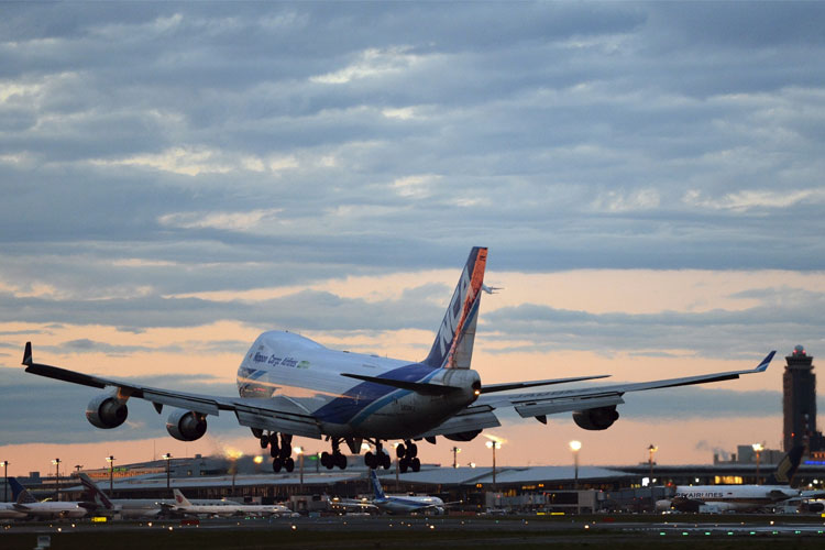 工業(yè)除濕機確保機場儀表著陸導航系統(tǒng)精準_除濕機廠家_重復